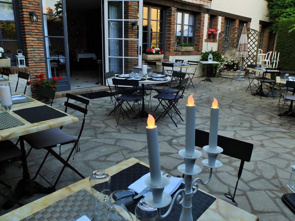 Auberge Du Grand Dauphin Dhuizon Bagian luar foto