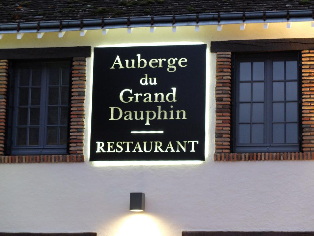 Auberge Du Grand Dauphin Dhuizon Bagian luar foto