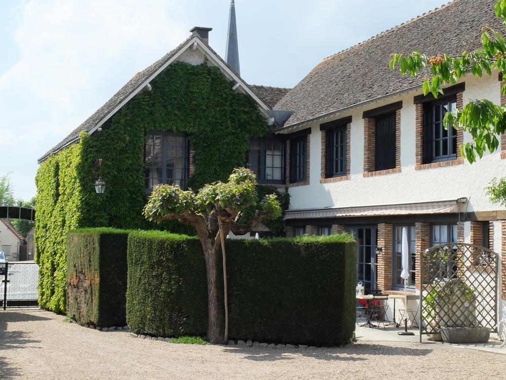 Auberge Du Grand Dauphin Dhuizon Bagian luar foto