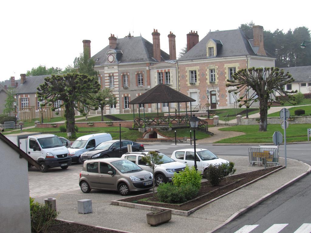 Auberge Du Grand Dauphin Dhuizon Bagian luar foto