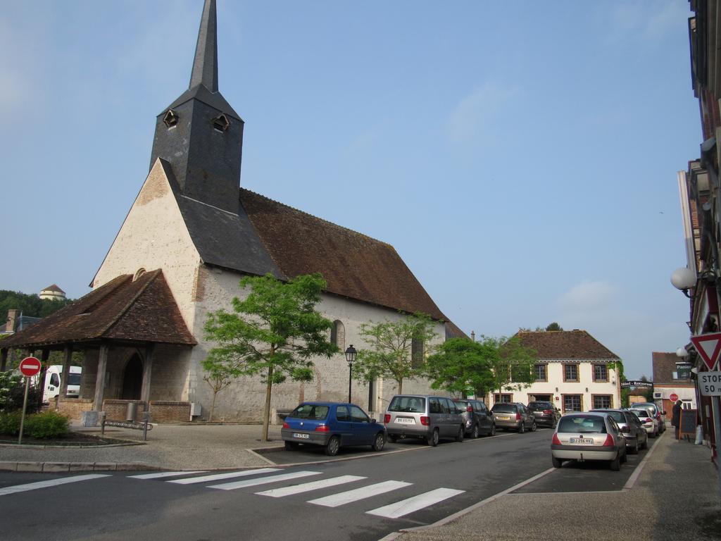 Auberge Du Grand Dauphin Dhuizon Bagian luar foto