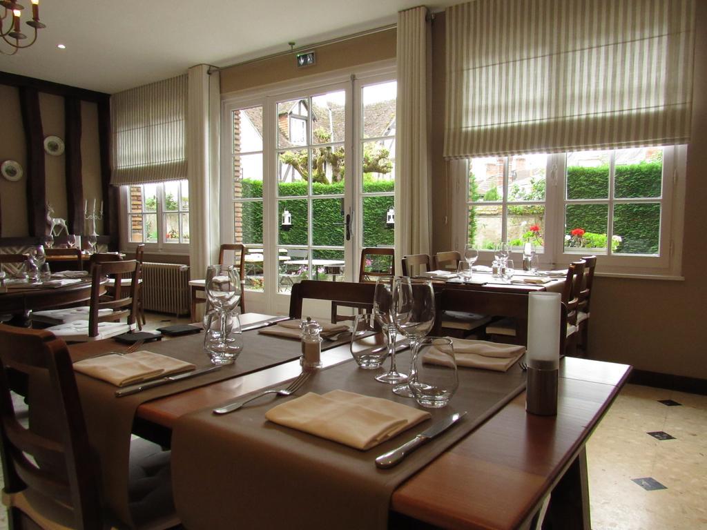Auberge Du Grand Dauphin Dhuizon Bagian luar foto