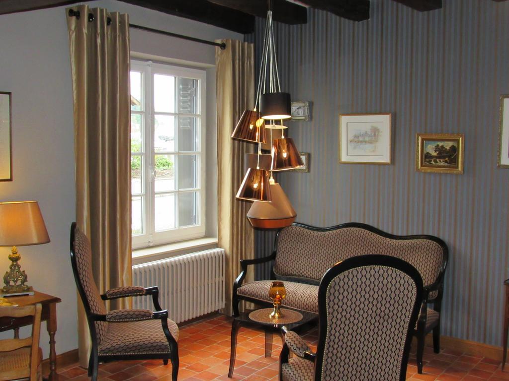 Auberge Du Grand Dauphin Dhuizon Bagian luar foto