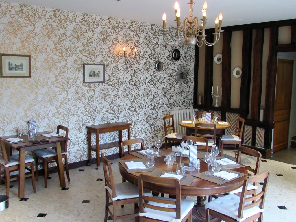 Auberge Du Grand Dauphin Dhuizon Bagian luar foto