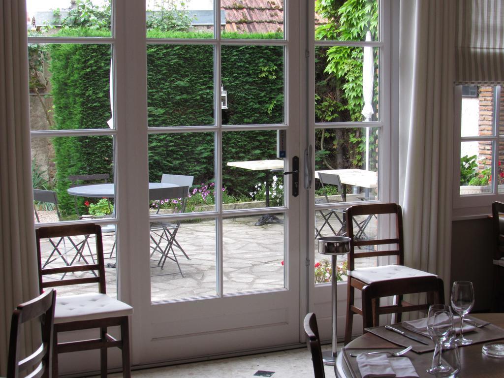 Auberge Du Grand Dauphin Dhuizon Bagian luar foto