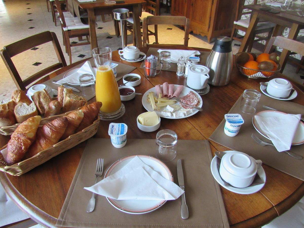Auberge Du Grand Dauphin Dhuizon Bagian luar foto