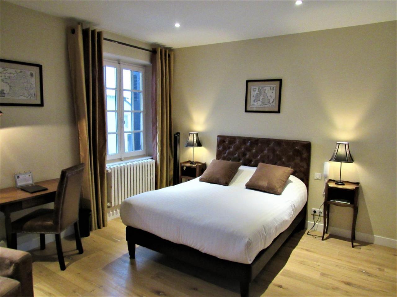Auberge Du Grand Dauphin Dhuizon Bagian luar foto