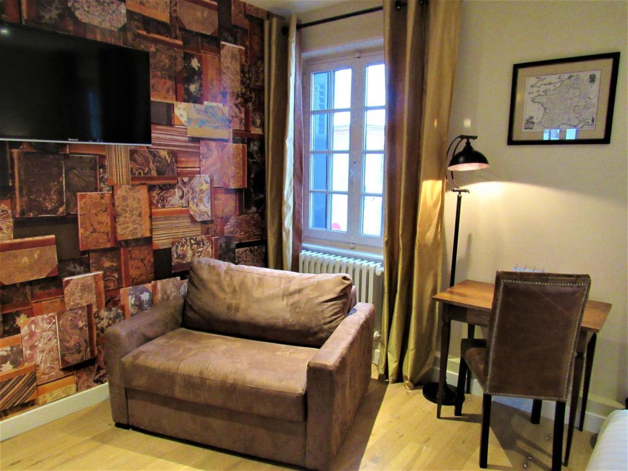 Auberge Du Grand Dauphin Dhuizon Bagian luar foto