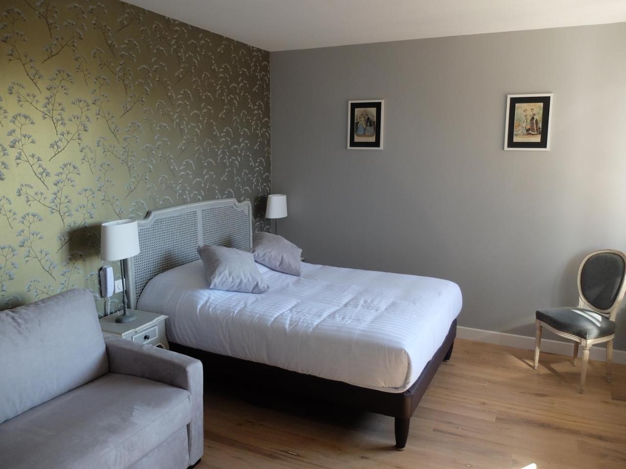Auberge Du Grand Dauphin Dhuizon Bagian luar foto