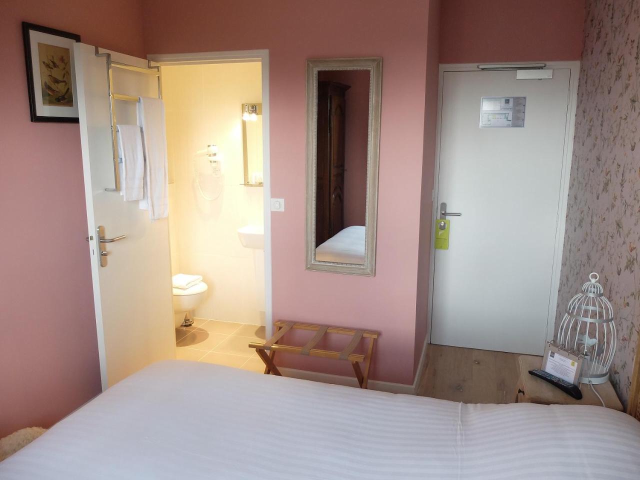 Auberge Du Grand Dauphin Dhuizon Bagian luar foto